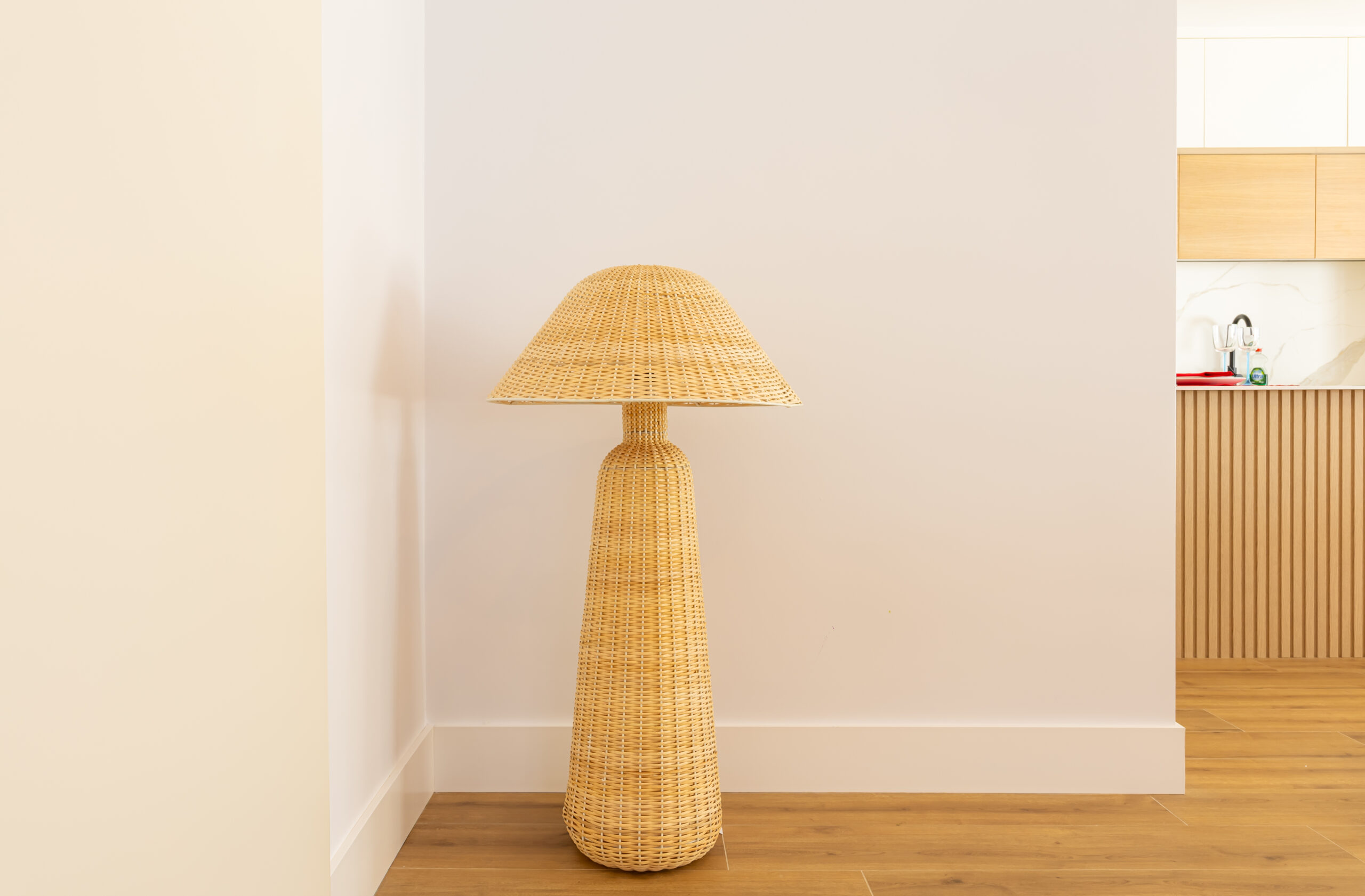 Lámpara de pie ratán