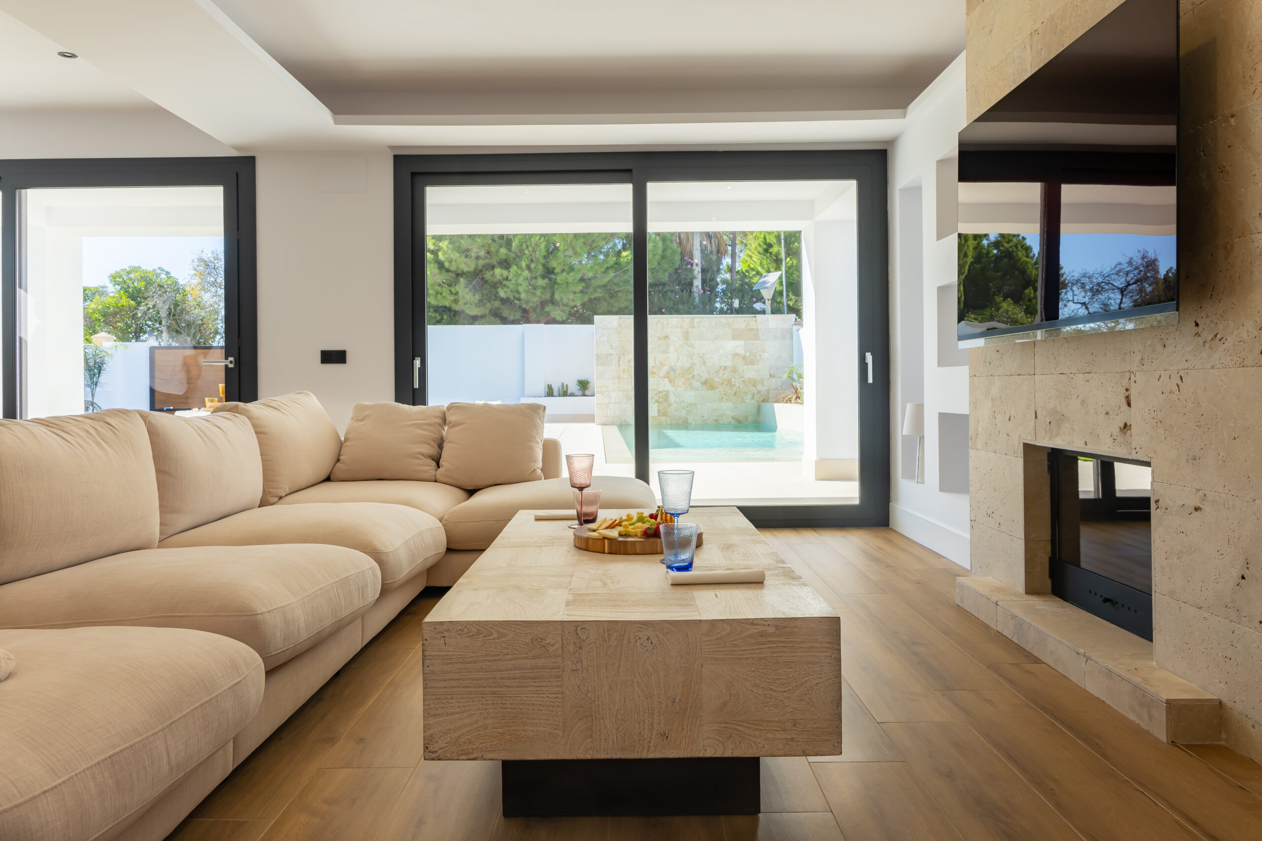 Mesa centro de madera beige - Imagen 2