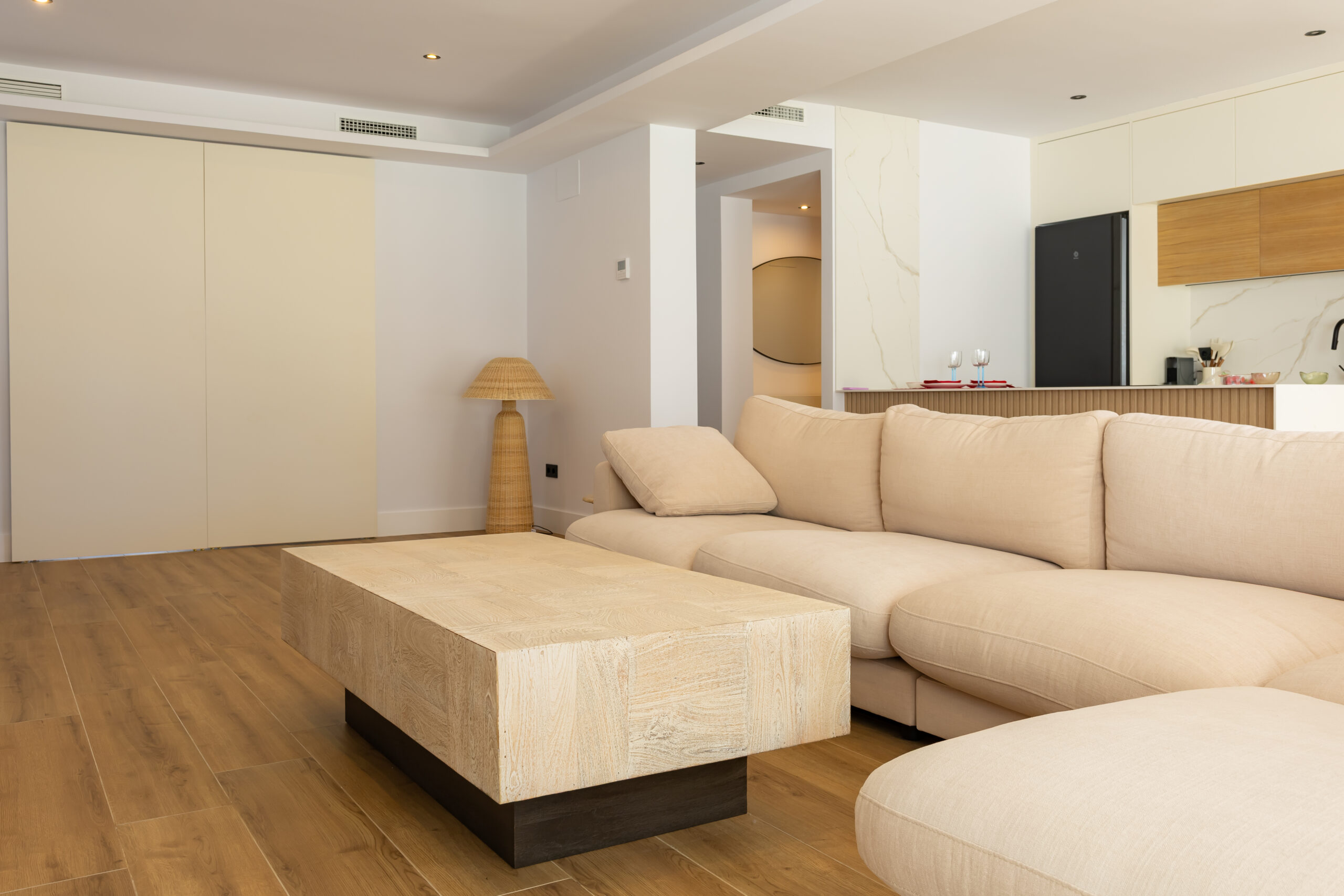 Mesa centro de madera beige - Imagen 3